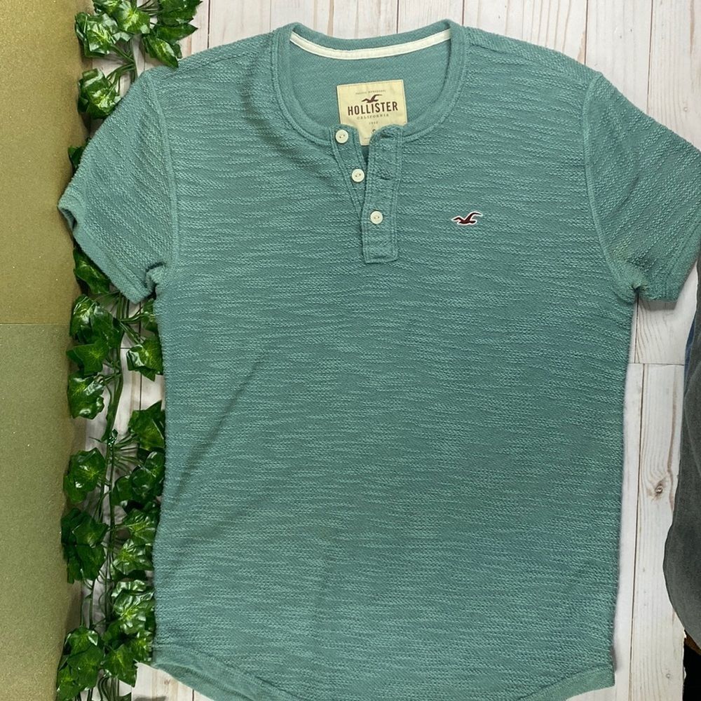Women’s Hollister short sleeve shirt